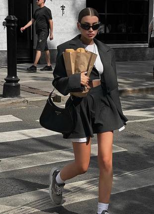 Трендовый костюм с укороченным оверсай с пиджаком и юбкой с имитацией карманов