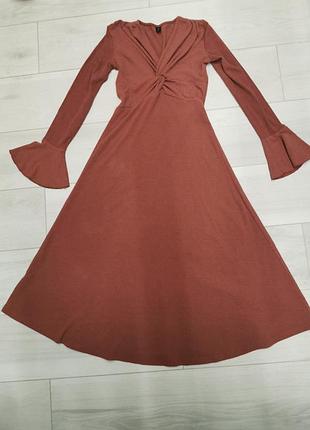 Красива довга елегантна трикотажна сукня