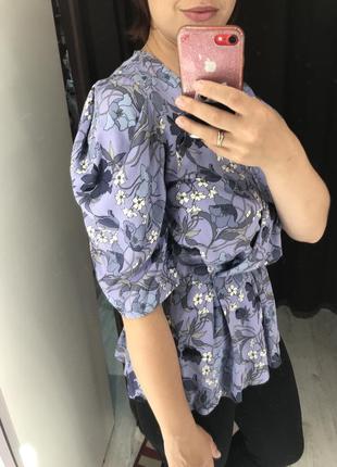 Блуза в цветочек с интересным кроем рукавов2 фото