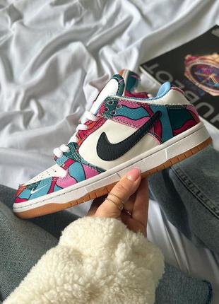 Крутые женские унисекс кроссовки nike sb dunk low pro parra abstract art белые с абстрактным цветным принтом1 фото