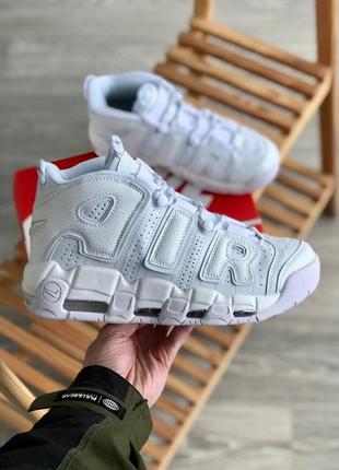 Кросівки які виділяють nike air more uptempo великі буки масивні надписи білі з сірим