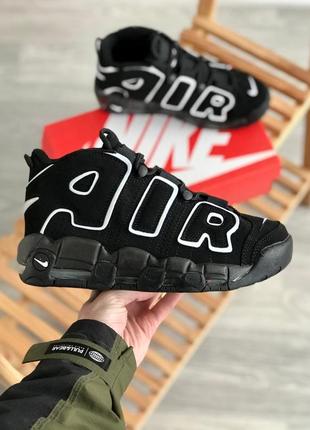 Кросівки які виділяють nike air more uptempo великі буки масивні надписи чорні з білим