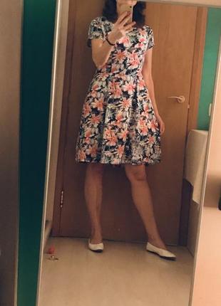 Актуальна сукня в квітковий принт від h&m
