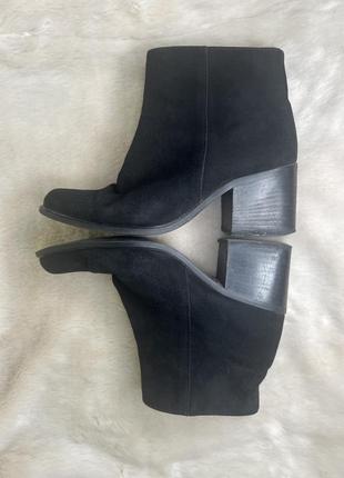 Черные замшевые кожаные ботинки на каблуке4 фото
