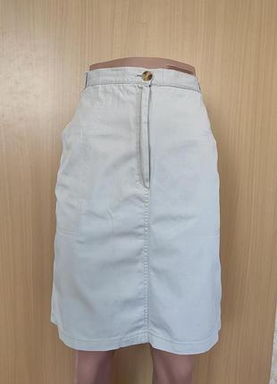 Светлая бежевая белая короткая юбка с карманами