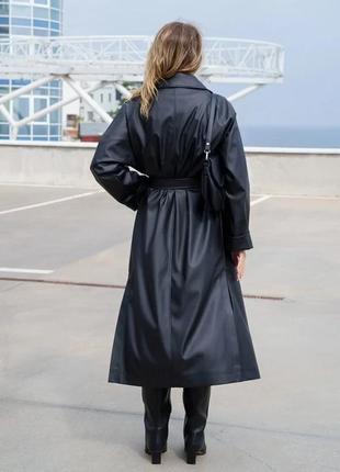 Женский черный кожаный тренч с разрезами3 фото