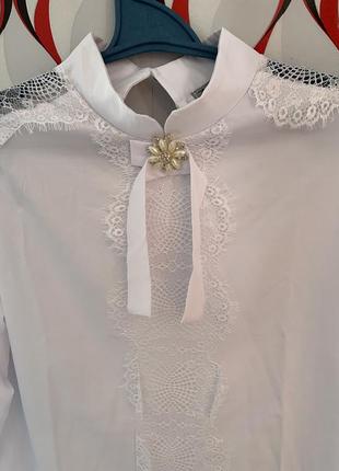 Стильная молодежная блуза длинный рукав с кружевом брошь3 фото
