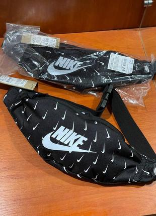 Nike heritage waistpack dm2161-010 поясна сумка на пояс плече бананка монограм оригінал чорна8 фото