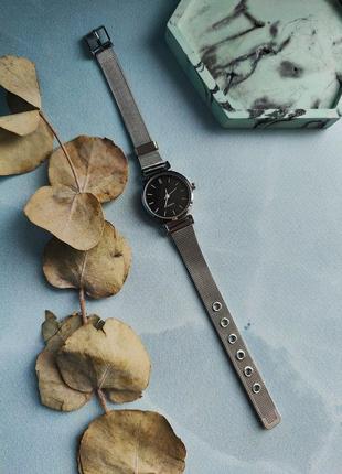 Жіночий ручний годинник в сріблястому кольорі, металевий ремінець