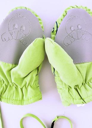 Maximo германия варежки рукавички на шнурке мальчику девочке 6-9-12 м 68-74-80см салатовые2 фото