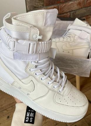 Высокие кроссовки со стропой и защелкой сверху nike air force 1 sf special field белые