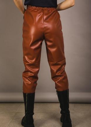 Женские рыжие брюки из экокожи3 фото