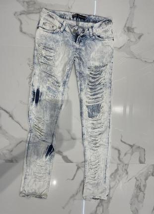 Женские рваные джинсы1 фото