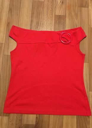 Красивая футболочка на плечиках