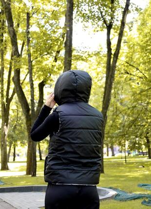 Двухсторонний современный молодежный жилет с капюшоном (пудра-черный)6 фото