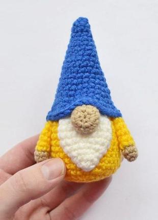 Вязаный гномик. флаг украины.подвеска в машину. ручная работа