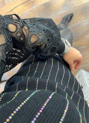 Женская стильная кофточка со стразами в чёрном цвете и оригинальными рукавами4 фото