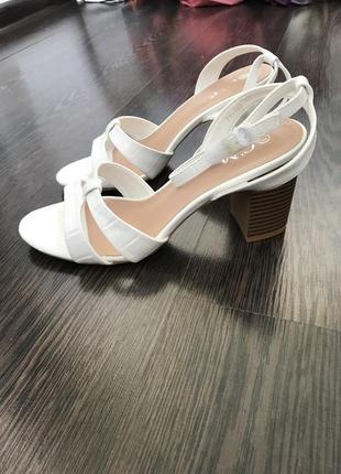 Жіночі білі босоніжки 40-41 розмір