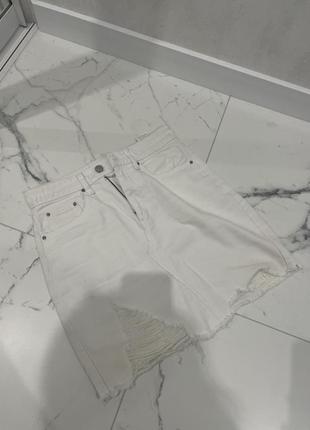 Белая джинсовая юбка мини с разрезами