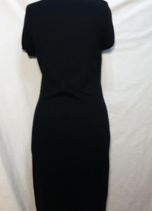 Женское тонкое трикотажное черное платье с молочным воротником9 фото