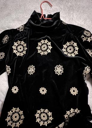 Черное бархатное велюровое короткое платье с рукавами в снежинки4 фото
