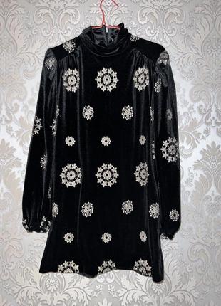 Черное бархатное велюровое короткое платье с рукавами в снежинки2 фото