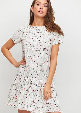 Платье прямого кроя с воланом по низу из легкой струящейся ткани