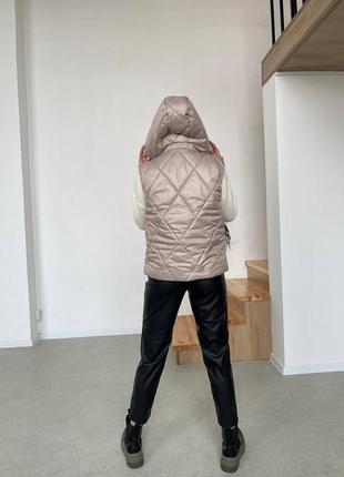 Женская стёганая жилетка с капюшоном на силиконе, в размерах7 фото