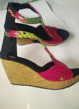 Красиві босоніжки