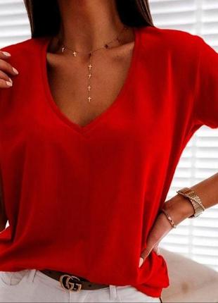 Жіноча червона футболка з v-подібним вирізом горловини