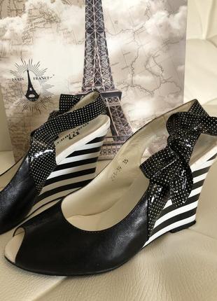 Туфли на танкетке