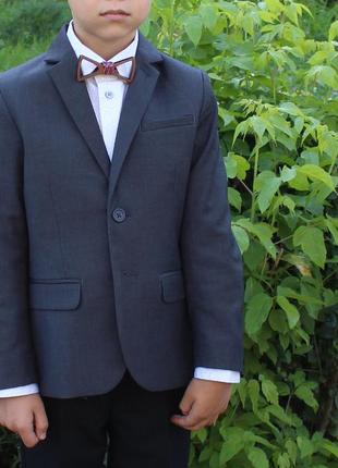 Продам для мальчика стильный фирменнный пиджак на 6-7 лет1 фото