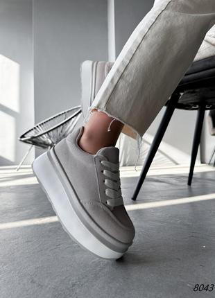 Серые замшевые кроссовки кеды на белой высокой повышенной толстой подошве платформе2 фото