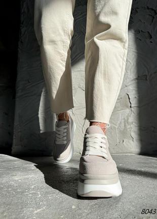 Серые замшевые кроссовки кеды на белой высокой повышенной толстой подошве платформе8 фото