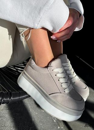 Серые замшевые кроссовки кеды на белой высокой повышенной толстой подошве платформе