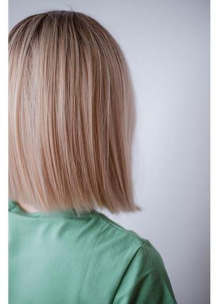 Ровный парик каре светлый блонд с темными корнями6 фото