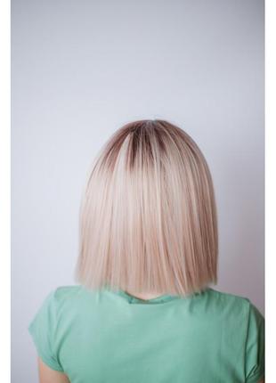 Ровный парик каре светлый блонд с темными корнями5 фото