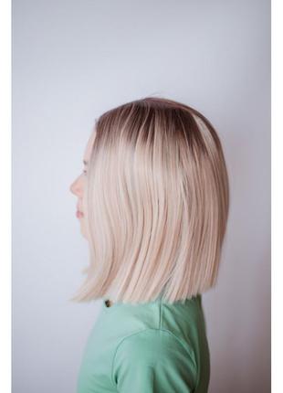 Ровный парик каре светлый блонд с темными корнями3 фото