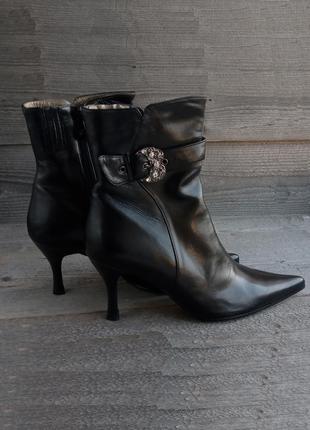 Натуральні шкіряні чорні жіночі ботильйони черевики з гострим носком демі низький каблук шпилька