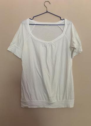 Легка біла футболка з глибоким вирізом