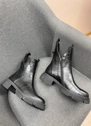 Черные ботинки из натуральной кожи с тиснением под крокодила цвет на выбор4 фото