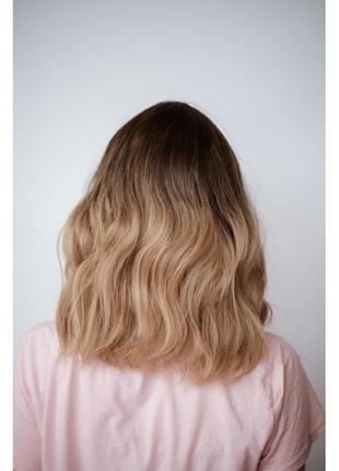 Колорированный русый парик с темными корнями волнистый4 фото