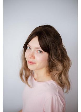 Колорированный русый парик с темными корнями волнистый2 фото