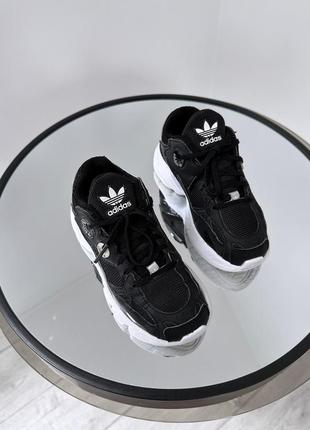 Шикарні свіжі кросівки adidas astir3 фото