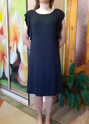 Черное платье с рюшами и открытой спиной