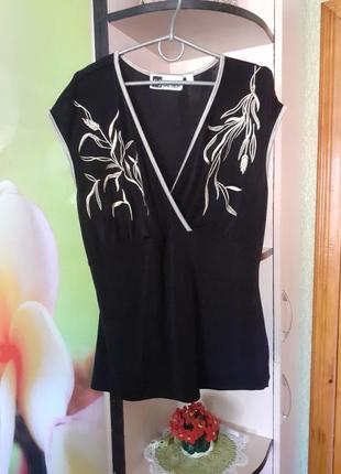 Нарядна блузка/футболка з вишивкою