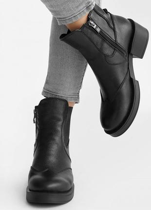 Женские демисезонные кожаные ботинки на невысоком каблуке