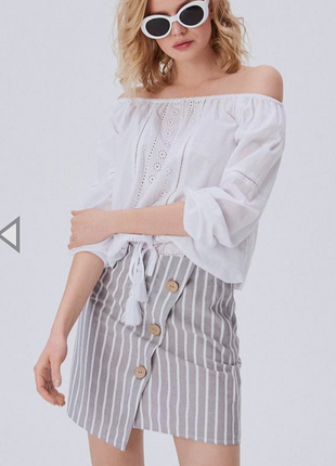 Нова спідниця в смужку на гудзиках