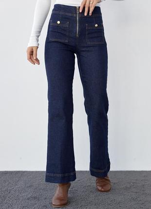 Женские джинсы со стрелками и накладными карманами1 фото