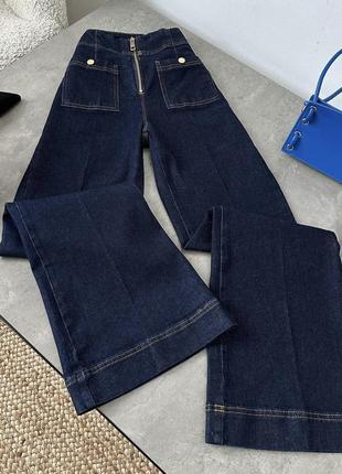 Женские джинсы со стрелками и накладными карманами1 фото